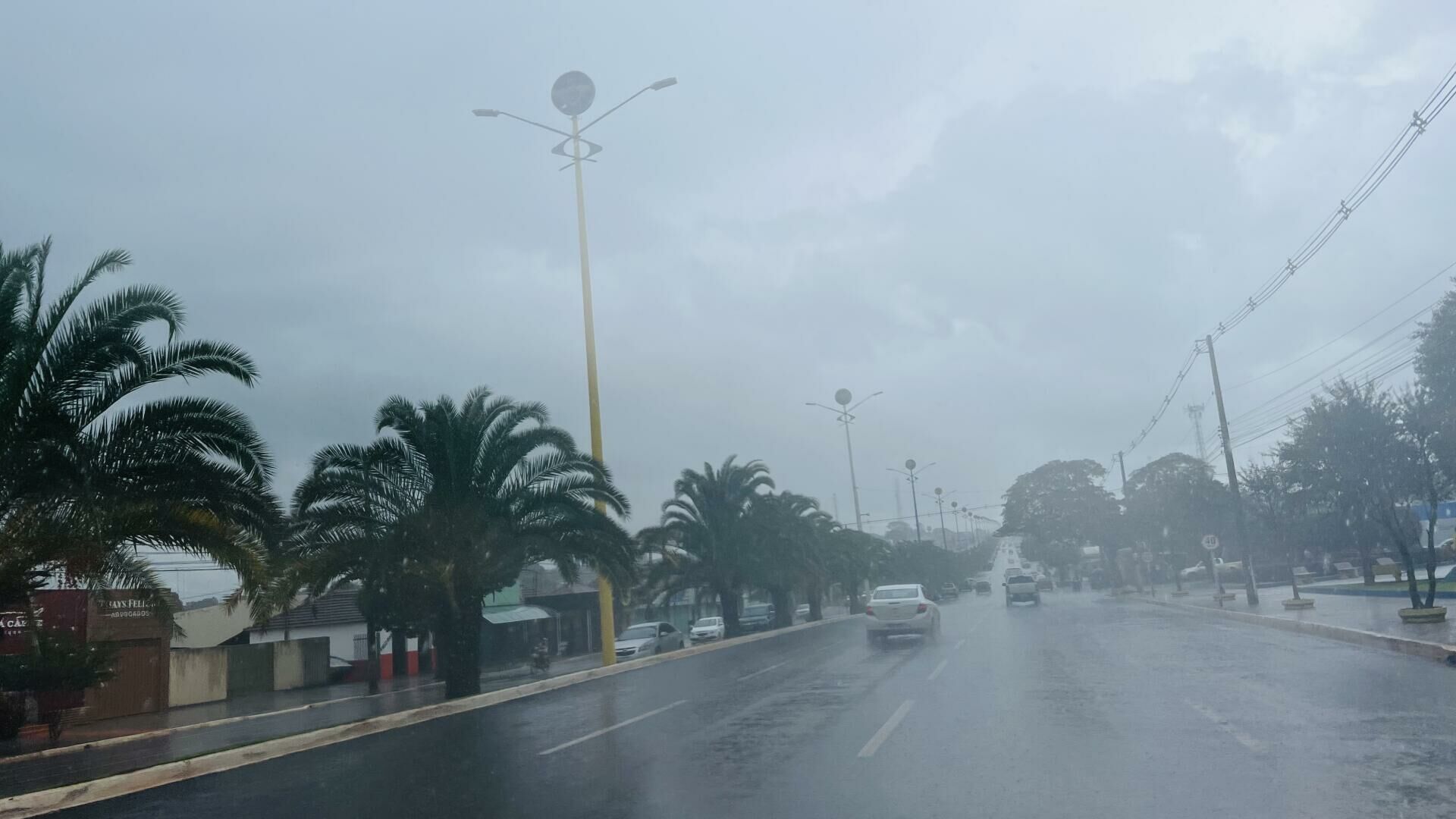 Imagem de compartilhamento para o artigo Chuva forte escurece o céu e derruba energia em Costa Rica nesta quarta-feira da MS Todo dia